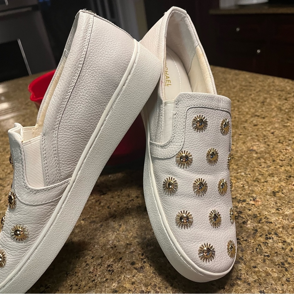 Michael Kors leather soft slip on loafers with gusset and gold stars Size 9